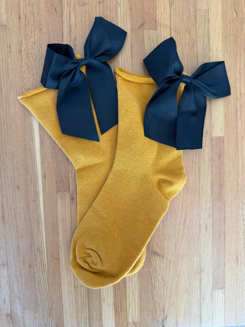 Meias Laço Velado  - Amarelo Torrado com Laço Preto