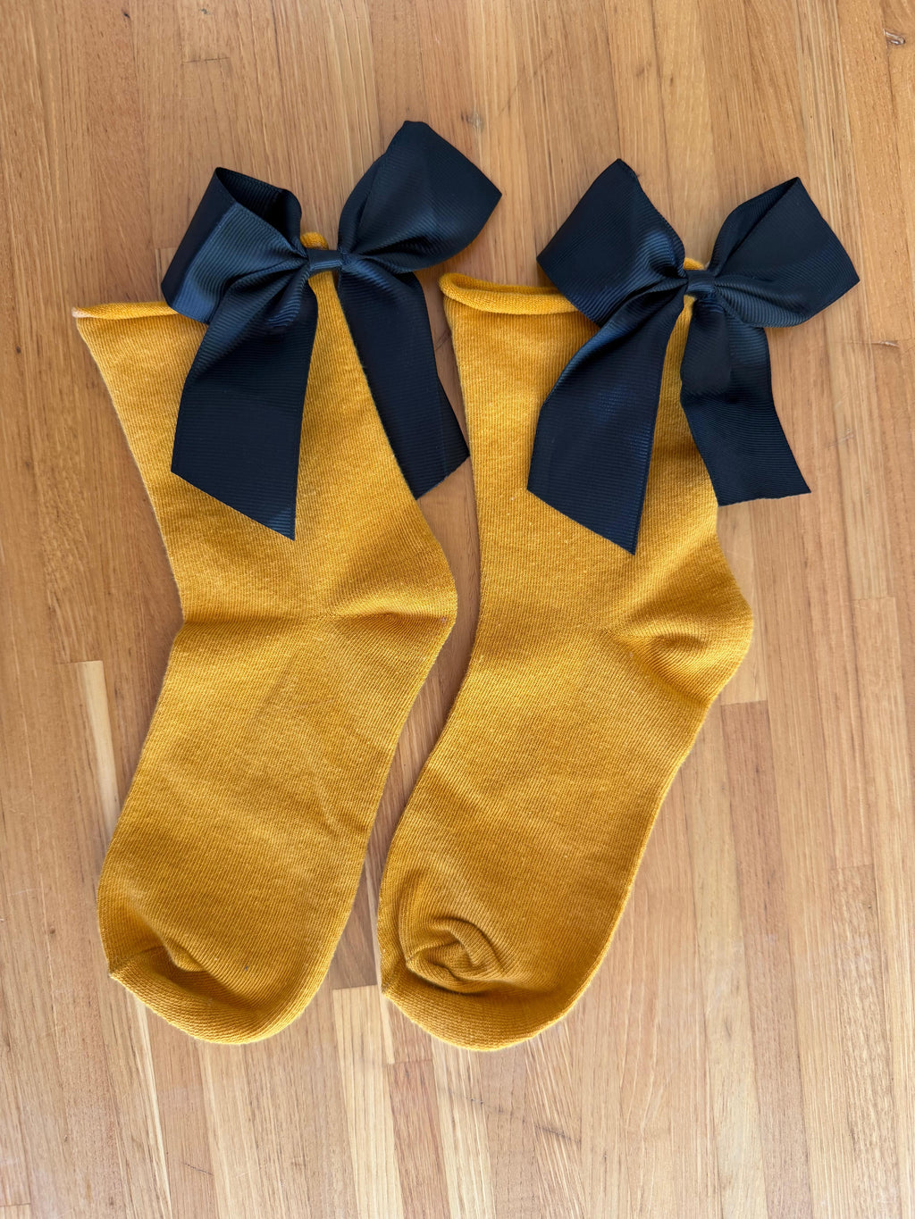 Meias Laço Velado  - Amarelo Torrado com Laço Preto